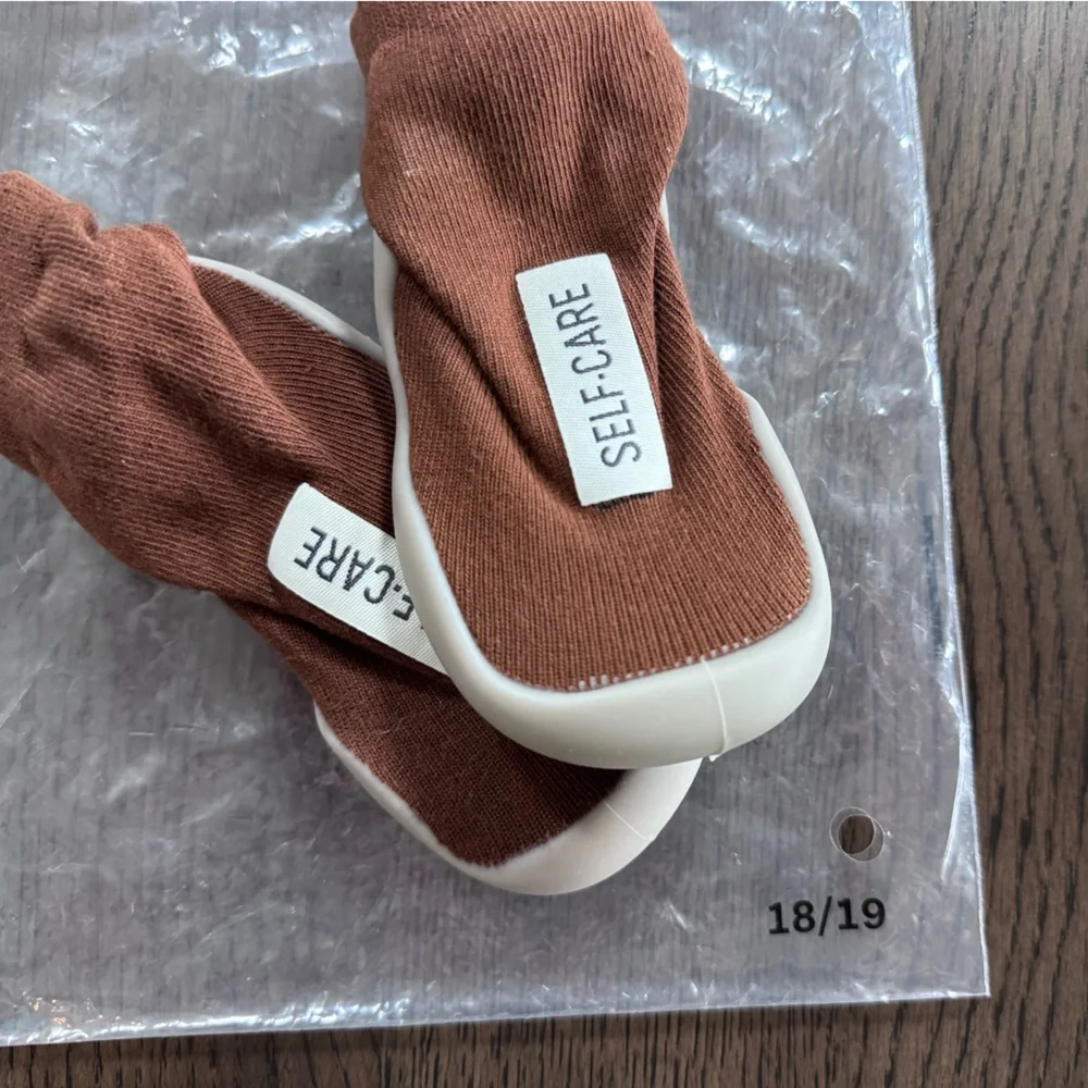 BRAND NEW 6-12M (18/19) Baby Shoe Socks in Brown and White